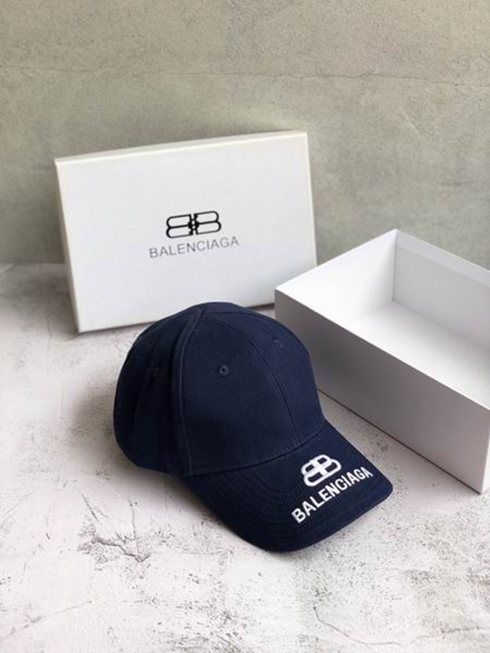 Ba*len*cia*ga hat